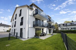 Zum Verkauf: exklusive 3 Zimmer-Wohnung mit Balkon und Carport-Stellplatz