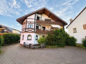 Zum Verkauf: Charmante 3 Zimmer-Dachgeschoss-Wohnung mit Balkon und Garage in Bad Krozingen