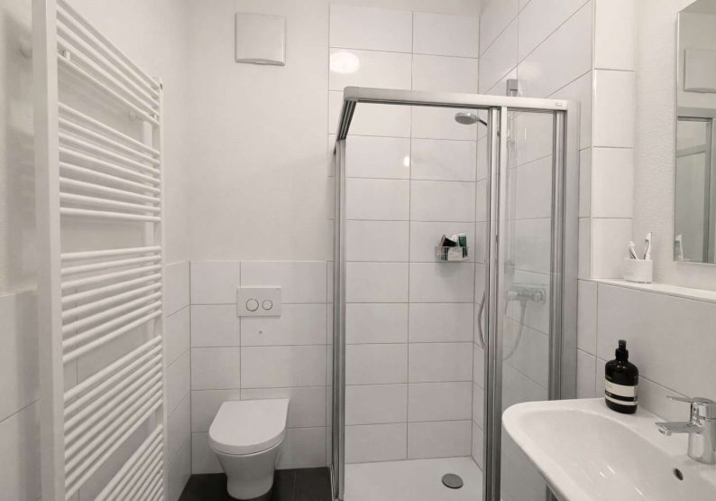 Badezimmer mit Dusche