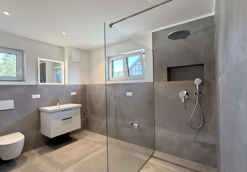 Badezimmer mit Regendusche